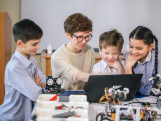レゴスクールと子ども向けロボットプログラミング教室はどう違うのか