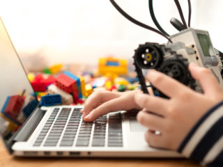 小学生がプログラミングを学ぶ教室や塾はどう選ぶ？