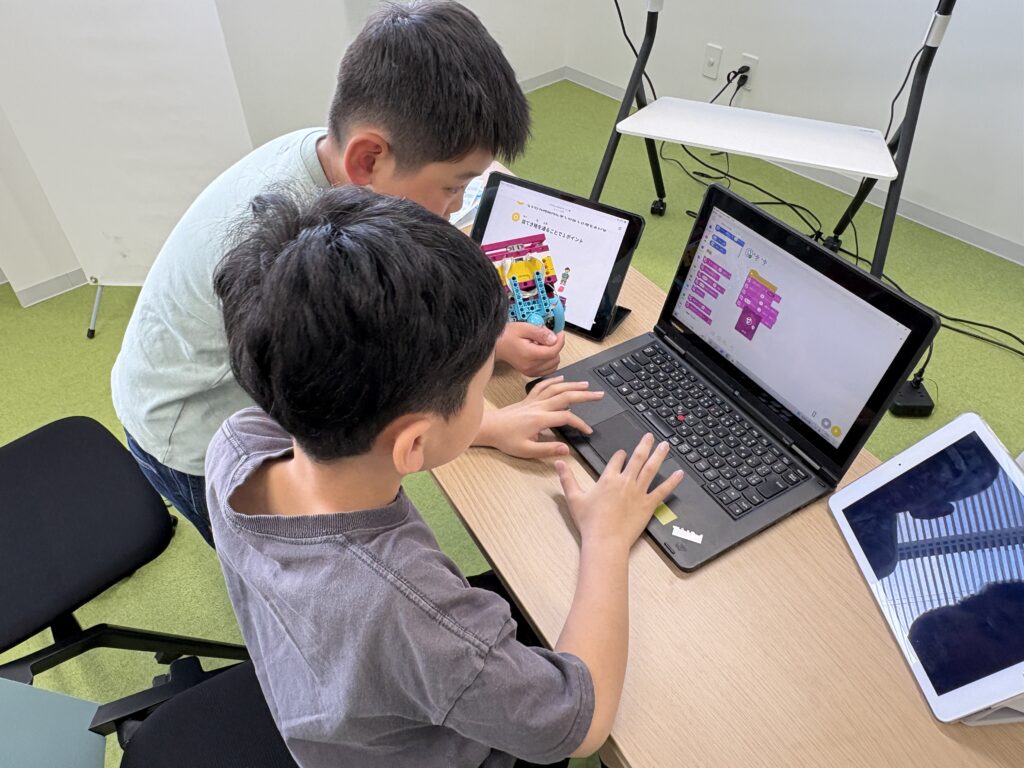 ロボ団南魚沼_パソコン操作を練習する子どもたちの様子