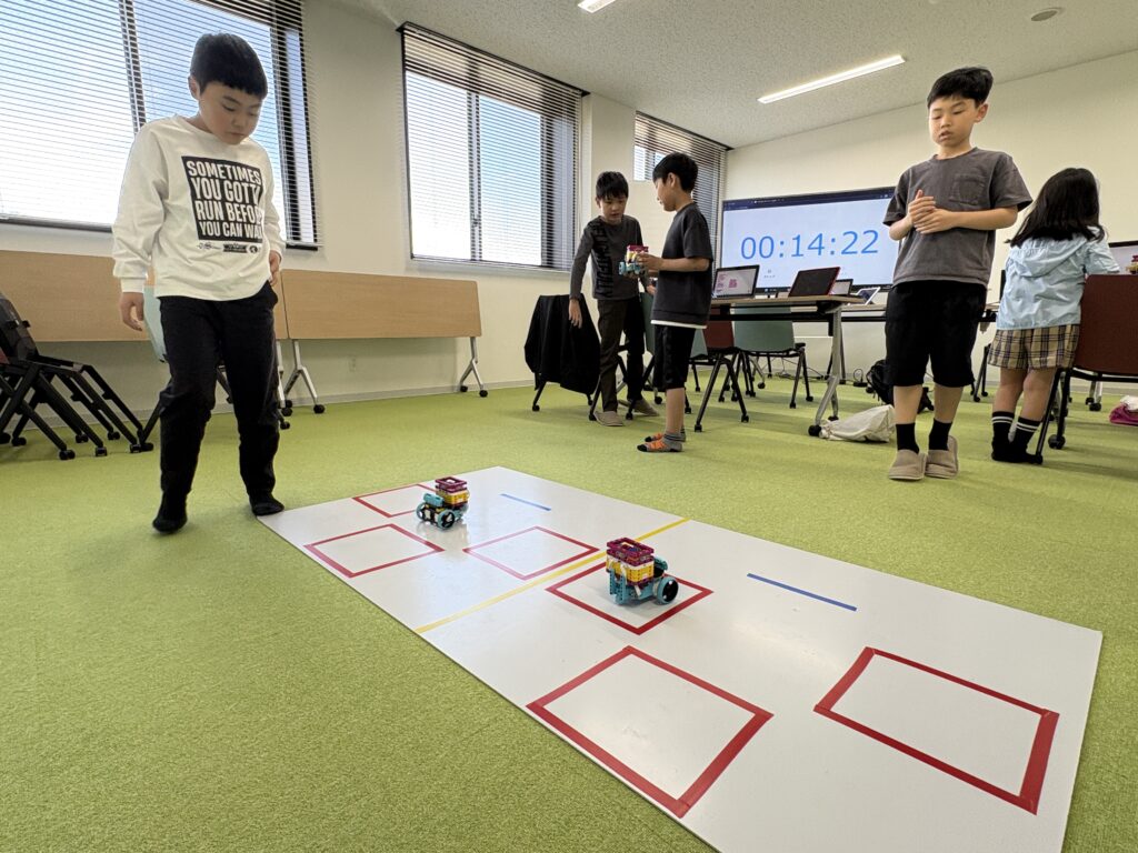 ロボ団南魚沼校_ロボットを前後左右に動かすプログラムを組む様子