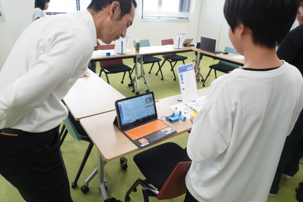 ロボ団南魚沼校_生徒の作品を見て回っている様子