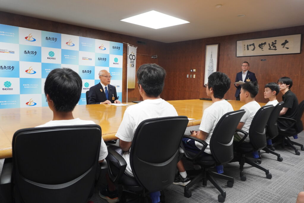 ロボ団南魚沼校_来年の目標である世界大会出場について熱く語る生徒たち