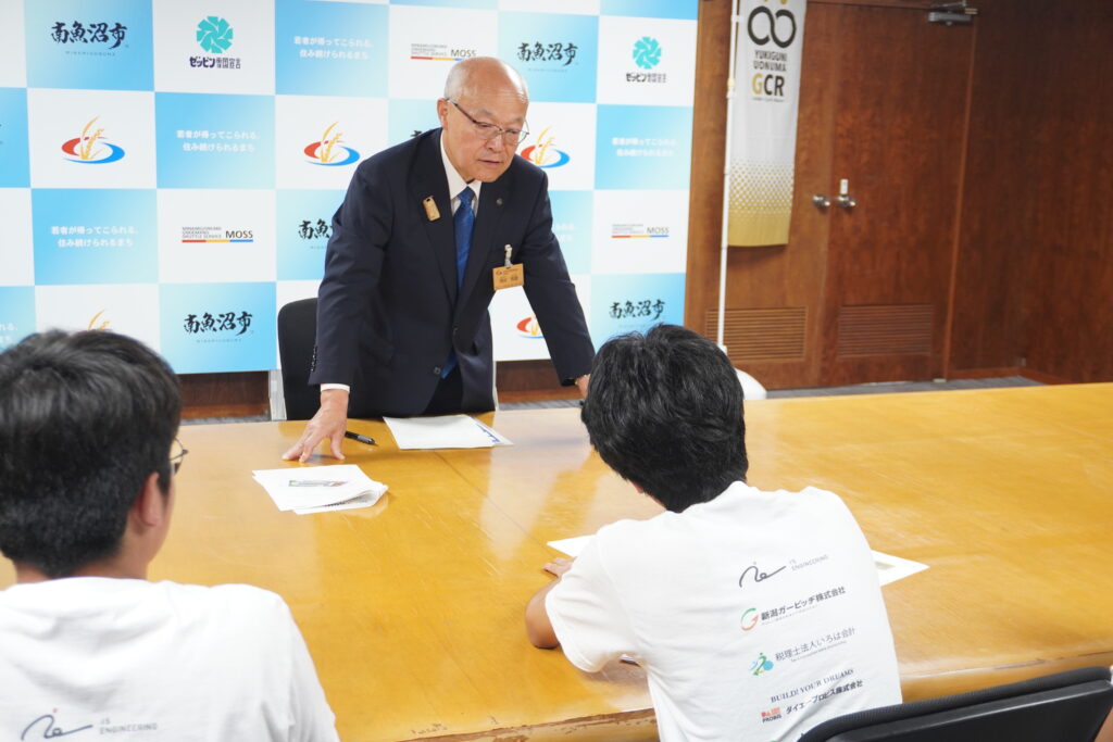 ロボ団南魚沼校_岡村教育長へロボコン全国大会の結果報告をする生徒たちの様子